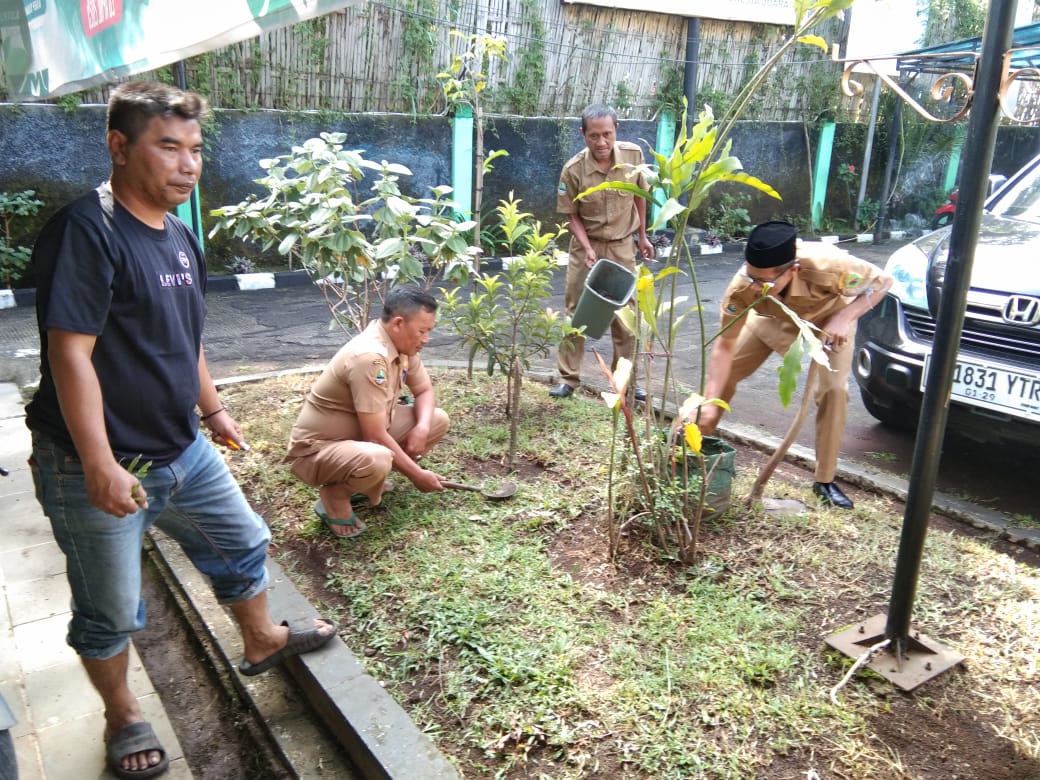 kegiatan-bersih-bersih-di-halaman-kantor-kecamatan-pacet
