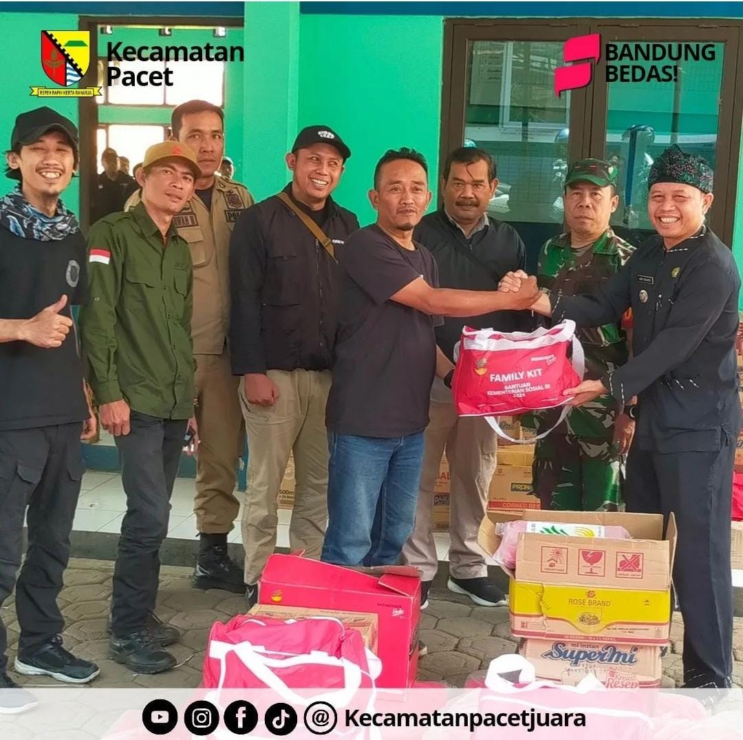 simbolis-bantuan-logistik-untuk-korban-gempa-bumi-di-wilayah-kecamatan-pacet-tahun-2024